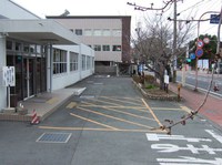 Medium_車を入口に横付け　可